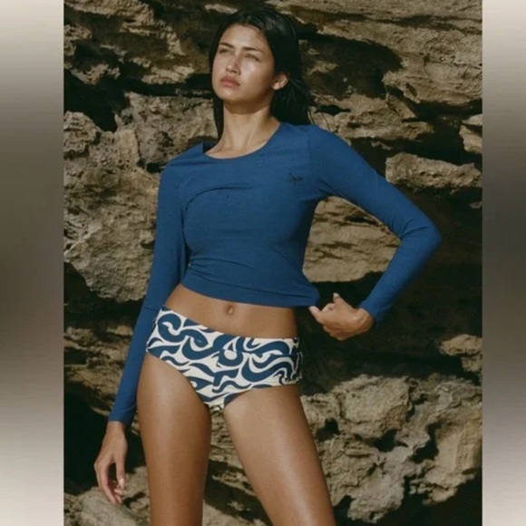NWOT Abysse Poppler RashGuard Ocean Ribbed Navy Long Sleeve Bathing Swimsuit Top